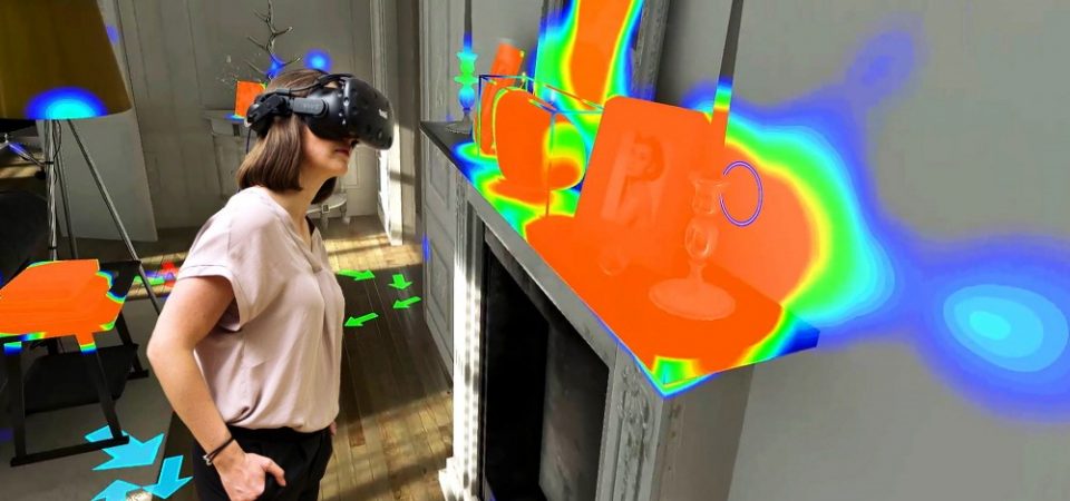 Vrouw gebruikt VR en eye tracking in een huis